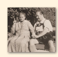 Hedwig Courths-Mahler, hier gefotografeerd samen met haar schoonzoon Karl Elzer, bij een ge��mproviseerde theatersc��ne