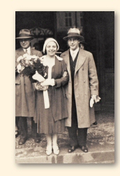 Alice Herz, met bruidsboeket en de daarbij behorende bruidegom Leopold Sommer, direct na de huwelijksvoltrekking in 1931 voor de Burgerlijke Stand