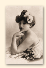 Sidonie-Gabrielle Colette in 1900. Haar houding moet charme uitstralen en vooral een romantische indruk maken