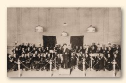 Het orkest in de jaren twintig in de grote zaal van het Concertgebouw (vanaf 1891) De Harmonie in Groningen