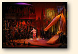 Scène uit 'Faust' in de opvoering van de Metropolitan Opera