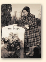 Alice Herz-Sommer bij de grafzerk van haar zoon, de cellist Raphael Sommer, die in 2001 is overleden