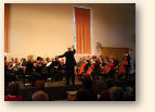Symfonieorkest De Harmonie, met dirigent Gerard Wiarda, in de Waterstaatkerk te Hengelo. (Foto: Adriaan van der Hoeven)
