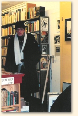 Herenhoed op het hoofd van een boekenliefhebber. Foto: Tonny Groenhuysen, 1994