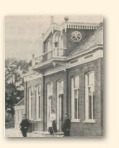 Hotel Hommes te Finsterwolde werd in 1883 gebouwd; hier op de foto kort na de vorige eeuwwisseling
