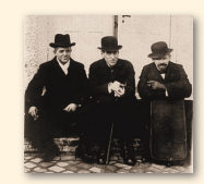Links op de foto uit 1914, — die is genomen ter gelegenheid van de uitvoering van het vioolconcert van Nielsen — ziet u de componist, in het midden diens Zweedse collega Wilhelm Stenhammar en rechts de violist Peder Møller