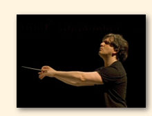 Dirigent Antonio Pappano, van de Royal Opera Covent Garden, in actie, ongetwijfeld tijdens een repetitie