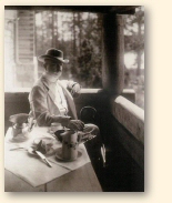 Jean Sibelius in 1908, het jaar dat hij een keeloperatie heeft ondergaan. De foto is genomen op het balkon van zijn Villa Ainola