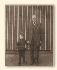 Tweemaal Eppo Veldkamp. Rechts opa (Midwolda, 1849-1934); links kleinzoon Eppo