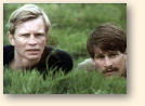 Michael York en Simon MacCorkindale bespieden een verdachte situatie in de film ´The riddle of the sands´ uit 1979